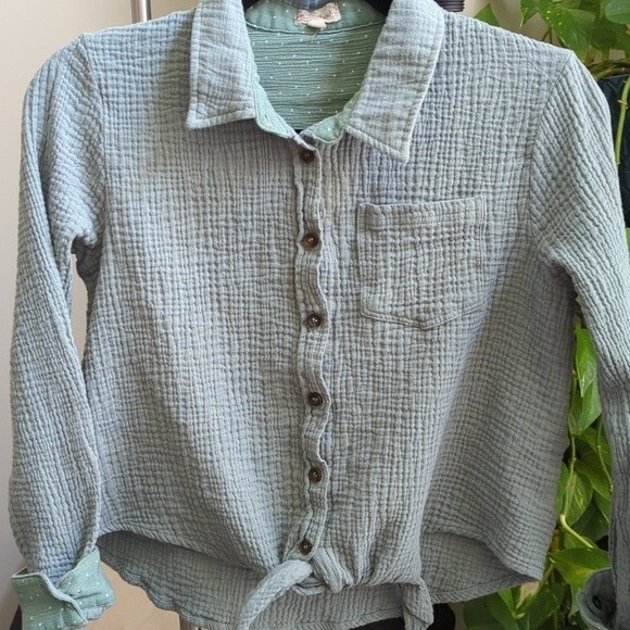 Hem & Thread 100% Cotton Green Crinkle Button Up Collared Blouse Size Small - Picture 2 of 8